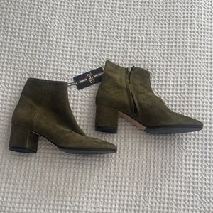 New with tags Made in Italy Vero Cuoio Olive Ankle Boots